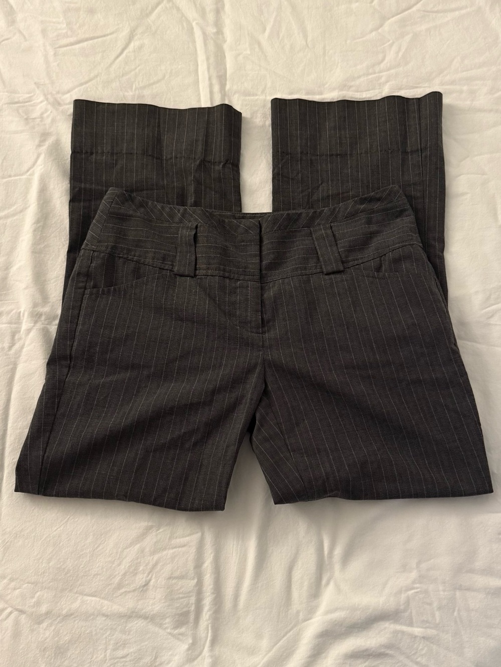 Gray pinstripe Tracy Evans pants with thin white vertical stripes, size 9